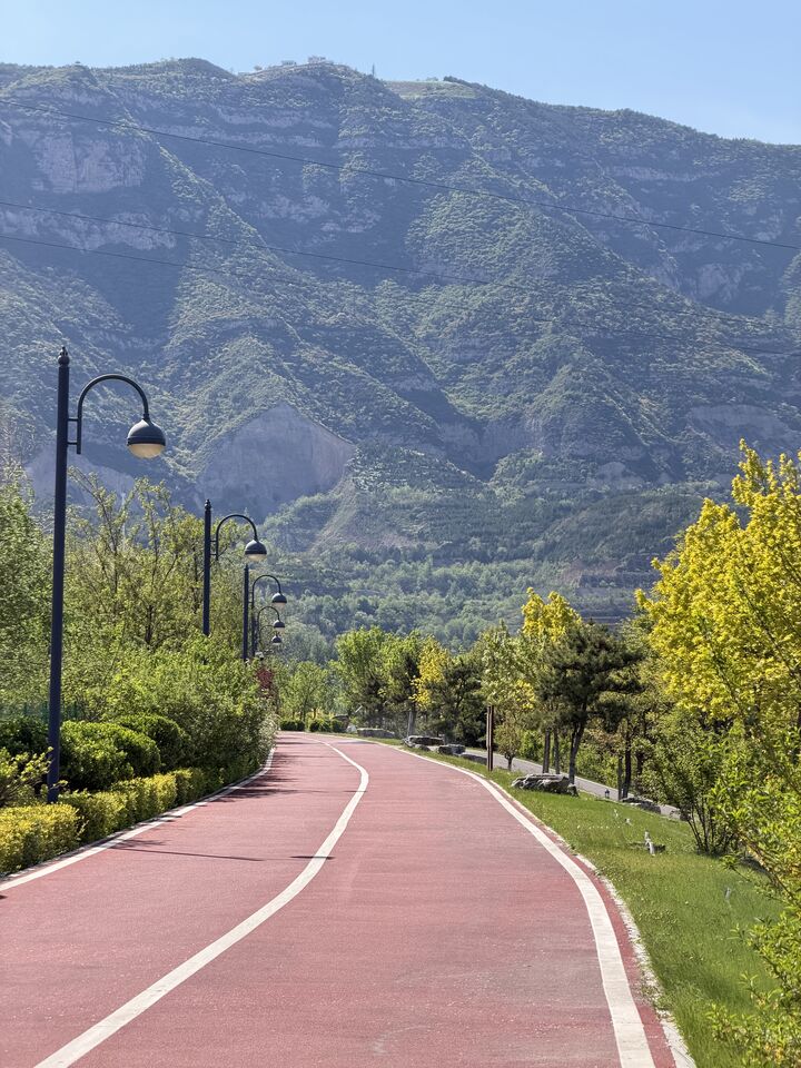 Cycling path next to Fen river
