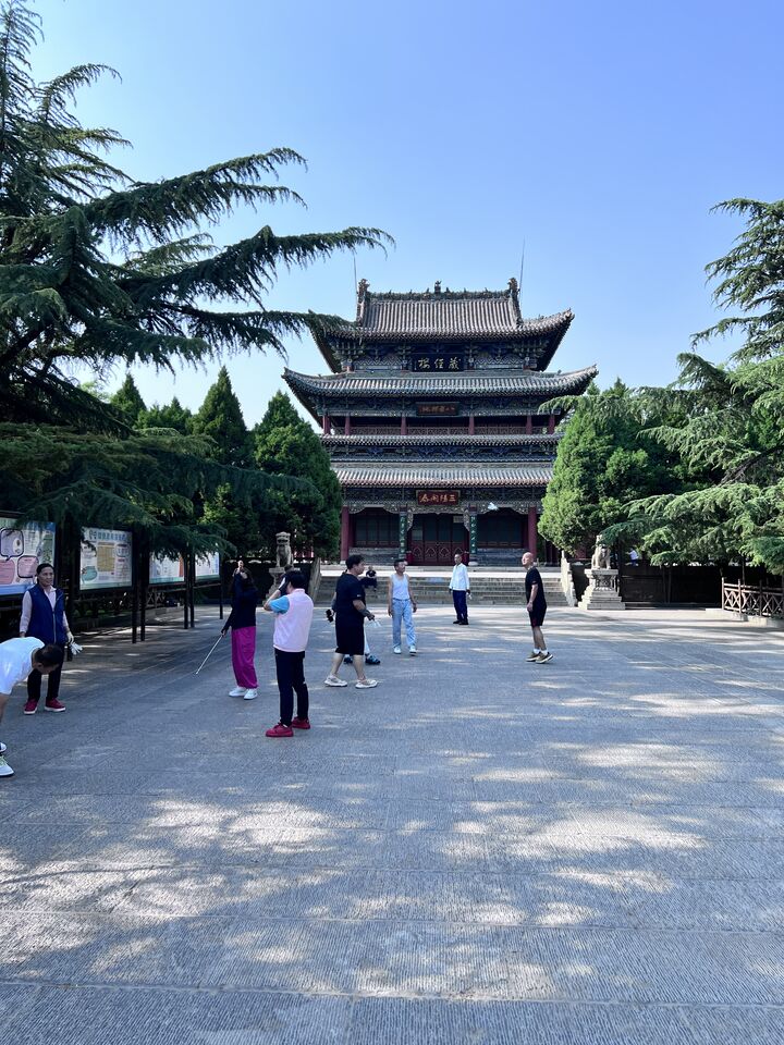 People playing jianzi
