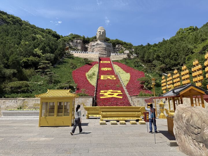 Mengshan Giant Buddha from close