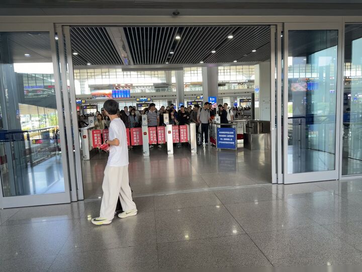 Train station queue